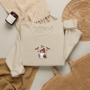Felpa Ghost Dog with Pumpkins, Girocollo Cucciolo Spettrale Halloween, Maglione Autunno Ricamato, Pullover Autunno Accogliente