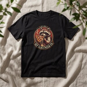 Raccoon Eating Pizza T-Shirt | Sly Slice Pizza Co. Grafik Shirt