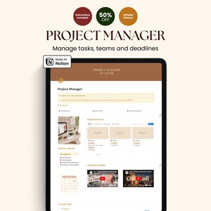Puede incluir: Una plantilla de planificador de gestión de proyectos para Notion mostrada en una pantalla de tableta. La interfaz presenta un encabezado marrón con el texto PROJECT MANAGER, una sección de resumen, listas de tareas y miniaturas de video.