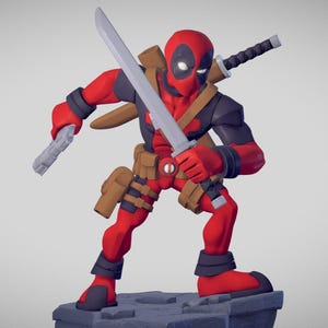 Puede incluir: Una figura estilizada de un personaje con traje rojo y negro y máscara, que sostiene una espada plateada en una mano y una pistola gris en la otra. El personaje tiene un cinturón marrón, una espada en la espalda y se apoya en una base gris.