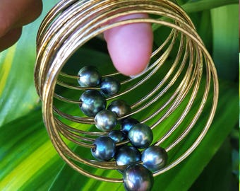 Brazalete de perla negra de Tahití chapada en oro de 14 quilates: pulsera martillada