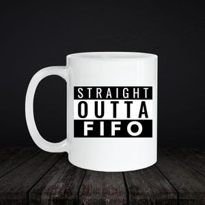 Op de afbeelding: Een witte keramische mok met een zwart-wit grafisch ontwerp en de tekst "STRAIGHT OUTTA FIFO" in dikke hoofdletters. De mok heeft een gebogen handvat aan de linkerkant en een gladde, glanzende afwerking aan de buitenzijde.