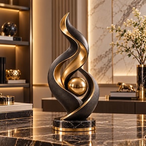 Pode incluir: Uma escultura decorativa com uma estrutura preta mate em forma de chama e um interior dourado liso. Uma esfera dourada polida está suspensa no centro das curvas. A peça assenta numa base circular de mármore preto com um rebordo dourado.