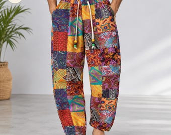 Pode incluir: Calças largas com um design de patchwork vibrante, apresentando vários padrões coloridos, incluindo motivos de caxemira, florais e geométricos. As calças têm uma cintura elástica com um cordão branco finalizado com contas de madeira.