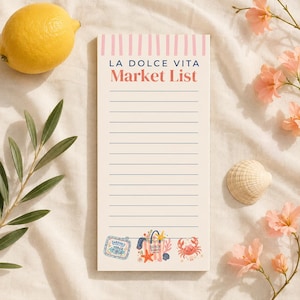 Peut inclure: Un bloc-notes rectangulaire avec une bordure supérieure à rayures roses, le texte LA DOLCE VITA MARKET LIST et des lignes bleues horizontales. Le bas présente des illustrations d'une boîte de sardines, d'un sac de plage, d'une étoile de mer et d'un crabe rouge sur fond crème.