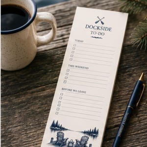 Peut inclure: Un bloc-notes vertical de couleur crème intitulé DOCKSIDE TO-DO avec du texte et des graphiques en encre bleue. Il comprend des sections TODAY, THIS WEEKEND et BEFORE WE LEAVE avec des cases à cocher, et une illustration de deux chaises.