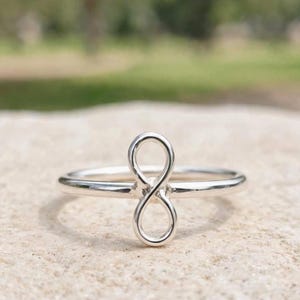 Sterling zilveren verticale oneindigheidsring, minimalistische, delicate stapelring, Everyday Promise sieraden