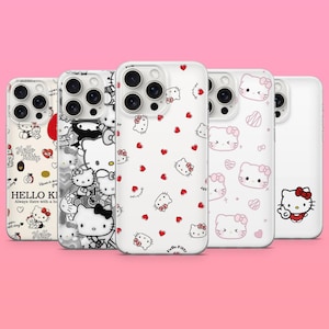 Op de afbeelding: Vijf smartphonehoesjes met Hello Kitty-ontwerpen. De hoesjes tonen diverse patronen, waaronder zwart-witte karaktercollages, rode hartjes en roze contouren. Elk hoesje heeft een uitsparing voor een camera met drie lenzen aan de achterzijde.