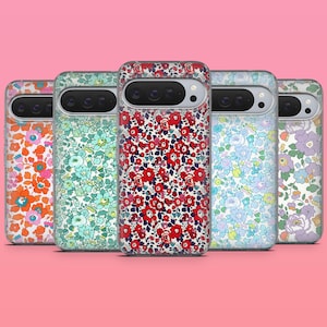 Op de afbeelding: Vijf smartphonehoesjes op een rij, elk met een verschillend bloemenpatroon. De hoesjes tonen levendige kleurenpaletten waaronder oranje, turquoise, rood, lichtblauw en paars, allemaal geplaatst tegen een effen roze achtergrond.