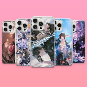 Könnte beinhalten: Fünf transparente Smartphone-Hüllen in einer Reihe, jede mit einer individuellen Illustration im Anime-Stil. Die Designs zeigen Charaktere in verschiedenen Umgebungen, wie Unterwasserszenen, kosmische Hintergründe und Gruppenkompositionen.