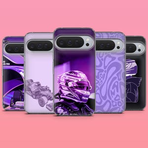 Op de afbeelding: Vijf smartphonehoesjes op een rij, elk met verschillende paarsgetinte ontwerpen. De hoesjes tonen afbeeldingen waaronder een Formule 1-raceauto, een coureur met helm, abstracte wervelende patronen en lijntekeningen van een racehelm.