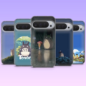 Puede incluir: Cinco fundas para smartphone con diversas ilustraciones del personaje Totoro. Los diseños incluyen escenas de Totoro bajo un paraguas verde, bajo la lluvia con un paraguas rojo y sentado en la naturaleza, todas con aberturas para la cámara.