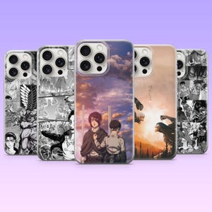 Op de afbeelding: Vijf smartphonehoesjes met illustraties uit de anime Attack on Titan. De ontwerpen bevatten zwart-wit mangapanelen, het embleem van het Survey Corps en een gekleurde scène met twee personages tegen een zonsondergang.