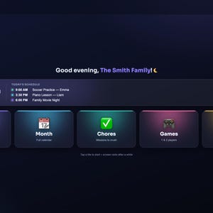 Op de afbeelding: Een digitaal dashboard-interface voor The Smith Family met een donkere achtergrond en een schema voor woensdag 1 juli, inclusief voetbaltraining, pianoles en filmavond. Hieronder staan vijf interactieve tegels: Today, Month, Chores, Games en Photos.