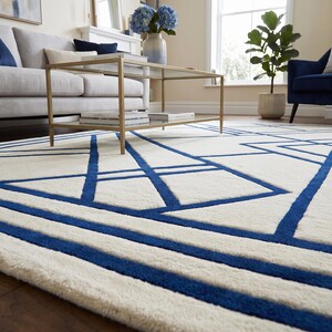 Pode incluir: Um tapete retangular com uma base de cor creme e um padr&atilde;o geom&eacute;trico arrojado de linhas azul-escuras que se cruzam. O design consiste em v&aacute;rias formas angulares e riscas paralelas que criam um efeito visual linear e estruturado.