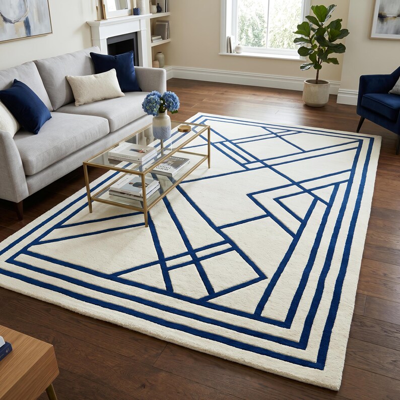 Pode incluir: Um tapete retangular com uma base de cor creme e um padr&atilde;o geom&eacute;trico azul-escuro arrojado, composto por linhas que se cruzam e bordas retangulares, criando um design linear e estruturado em toda a superf&iacute;cie do revestimento de piso.