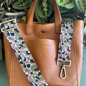 Correa para bolso: camuflaje forestal sobre burdeos