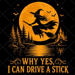Può includere: Un design grafico con la silhouette di una strega che vola su una scopa davanti a una grande luna piena arancione. Sotto la luna ci sono pini, un castello e un lago. Il testo recita: WHY YES, I CAN DRIVE A STICK in caratteri arancioni.
