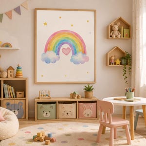 Pode incluir: Uma impressão de arte de parede emoldurada com um arco-íris em aquarela, um coração rosa central, nuvens azuis fofas e estrelas amarelas sobre um fundo branco. A obra está em uma moldura de madeira clara, centralizada sobre um móvel baixo.