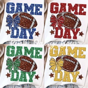 Peut inclure: Un t-shirt blanc présentant quatre variantes d'un motif graphique. Chaque motif comprend un ballon de football marron, un nœud pailleté, deux petites étoiles et le texte GAME DAY en paillettes bleues, rouges, vertes ou dorées.