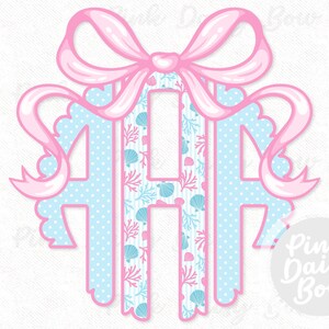 Puede incluir: Un monograma decorativo con la letra A en un diseño de tres letras. Las letras exteriores tienen un fondo azul claro con lunares blancos, mientras que la letra central presenta un patrón de coral rosa y conchas marinas azules, todo rematado con un gran lazo rosa.