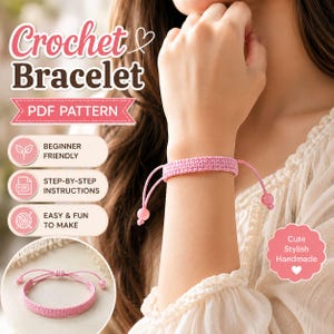 Pode incluir: Uma pulseira de crochê rosa claro com uma faixa tecida e dois cordões ajustáveis terminando em pequenas contas rosas. A imagem inclui o texto: Crochet Bracelet PDF PATTERN, BEGINNER FRIENDLY, STEP-BY-STEP INSTRUCTIONS, EASY & FUN TO MAKE, Cute Stylish Handmade.