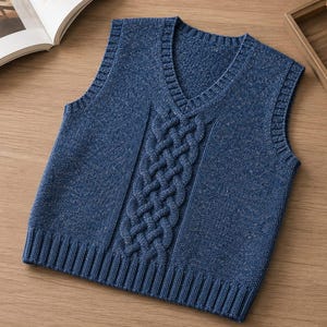 Può includere: Un gilet in maglia blu con scollo a V, bordi a coste su giromanica e orlo, e un evidente motivo a trecce verticale che corre lungo il centro del davanti. Il capo è realizzato in un filato blu mélange caratterizzato da una texture visibile.