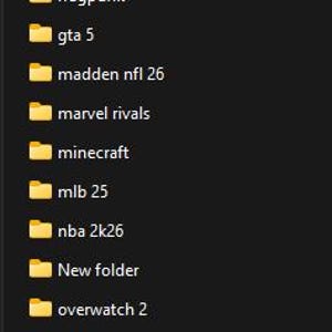 Op de afbeelding: Een verticale lijst met gele mapiconen weergegeven op een donkergrijze achtergrond. Elke map is gelabeld met tekst, waaronder apex, arc raiders, bf6, bo 4, cod, dayz, delta force, destiny 1-2, fc 26, fh5, fn, fragpunk, gta 5 en andere.