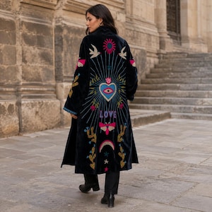 Broderad kimonokappa i sammet, Sacred Heart Boho Duster, Lång statementjacka, Celestial Festival Ytterkläder för kvinnor