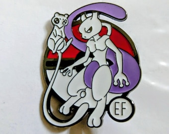 Könnte beinhalten: Eine Metall-Emaille-Anstecknadel mit einer weißen Mewtu-Figur und einer kleinen weißen Mew-Figur vor einem rot-weiß-schwarzen Pokéball-Design. Ein violetter Schwanz windet sich um die Figuren und ein kleiner Kreis mit den Buchstaben EF ist zu sehen.