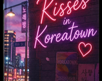 Könnte beinhalten: Ein Buchcover mit einer dunklen Ziegelwand, einem hellen pinken Neonschild mit der Aufschrift Kisses in Koreatown und einem Neonherz. Darunter befinden sich zwei Plakate mit koreanischem Text sowie den Wörtern Koreatown und I LOVE YOU, mit Kirschblüten.