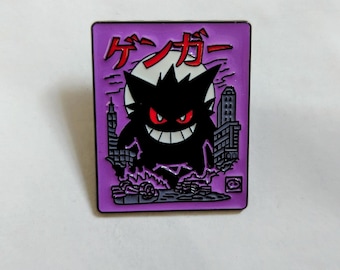 Könnte beinhalten: Eine rechteckige Emaille-Anstecknadel mit violettem Hintergrund zeigt die schwarze Silhouette von Gengar mit roten Augen und weißem Grinsen. Das Design umfasst einen weißen Mond, Stadtgebäude und den japanischen Text ゲンガー in Rot.