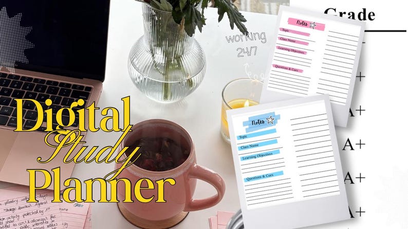 K&ouml;nnte beinhalten: Ein digitaler Studienplaner auf einem Laptop-Bildschirm neben zwei gedruckten Notizvorlagen mit rosa und blauen Kopfzeilen. Die Szene umfasst eine rosa Tasse, eine Glasvase mit Gr&uuml;npflanzen, eine Kerze und den Text Digital Study Planner.