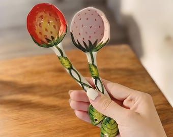 Handmålad jordgubbssked i keramik | Cottagecore Kitchen Decor Pottery