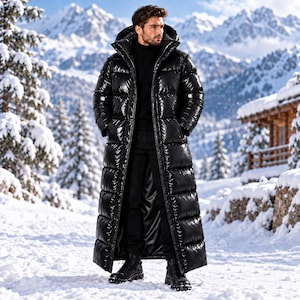 Puede incluir: Un abrigo largo de plumas negro de alto brillo con diseño acolchado, cuello alto y capucha. El abrigo cuenta con una cremallera frontal de longitud completa, mangas largas y un acabado brillante que llega hasta la parte inferior de la pantorrilla.