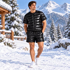 Könnte beinhalten: Eine schwarze, kurzärmelige Steppjacke mit Frontreißverschluss und dazu passende schwarze Steppshorts. Beide Kleidungsstücke haben eine glänzende, gesteppte Oberfläche mit horizontalen Nähten und bilden ein koordiniertes Set.