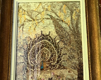 Cuadro antiguo realizado a partir de un collage de alas de mariposa.