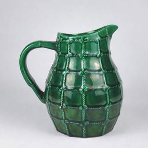 Zabytkowy dzbanek na wino Ewer Saint Clement Emerald Green – francuski pleciony koszyk z lat 50. XX wieku – jesienna dekoracja na Święto Dziękczynienia