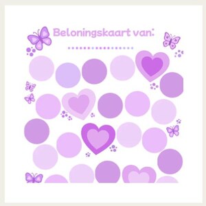 Könnte beinhalten: Eine weiße Belohnungskarte mit der Aufschrift Beloningskaart van: und einem Raster aus hell- und dunkelvioletten Kreisen, Herzformen und Schmetterlingsillustrationen. Das Design enthält kleine violette Punkte und eine punktierte Linie.