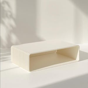 Peut inclure: Une étagère de rangement rectangulaire blanc cassé avec un centre creux et des coins arrondis. Les panneaux latéraux extérieurs présentent une texture nervurée verticale, tandis que le dessus et les surfaces intérieures sont lisses.