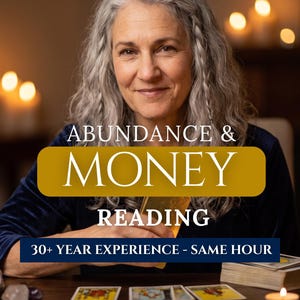Op de afbeelding: Een persoon met lang grijs haar in een donkerblauw fluwelen top, zittend achter een houten tafel met tarotkaarten, kristallen en een kaars. Tekst: ABUNDANCE & MONEY READING, 30+ YEAR EXPERIENCE - SAME HOUR.