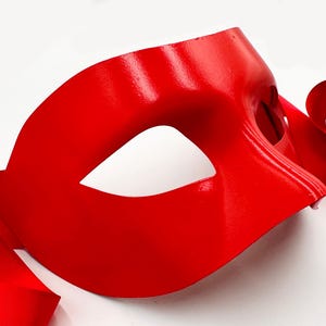 Crimson Curve Red Venetian Style Men&#39;s Masquerade Mask