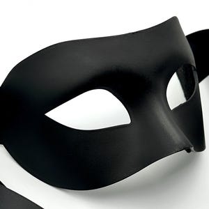 Venetian Style Men&#39;s Matte Black Masquerade Mask