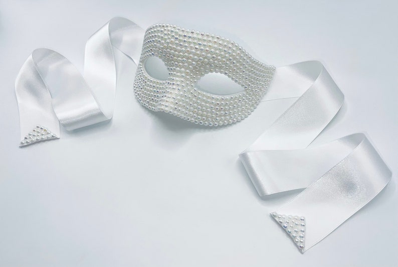 AB White Pearled Mask w/Satin Ribbon zdjęcie 1