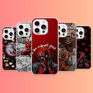 Op de afbeelding: Vijf smartphonehoesjes met Deadpool-afbeeldingen. Het middelste hoesje is rood met de tekst 'i am marvel jesus' en een illustratie van Deadpool. Andere hoesjes tonen stripboekpanelen, een bruine collage en rode strikjes op een zwarte achtergrond.