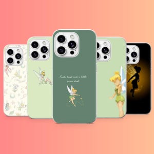 Peut inclure: Cinq coques de smartphone avec des motifs de la fée Clochette. Une coque est blanche à motifs, une vert clair, une vert foncé avec le texte 'Faith trust and a little pixie dust', une vert pâle et une noire avec une silhouette dorée.