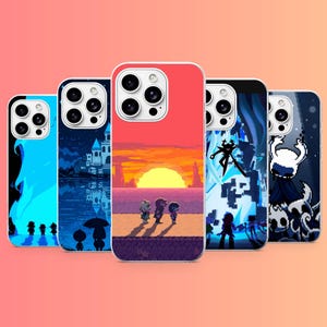 Op de afbeelding: Vijf smartphonehoesjes op een rij, elk met verschillende pixel art ontwerpen. De hoesjes tonen diverse scènes, waaronder een zonsondergang met drie figuren, een blauw kasteellandschap en een wit personage met hoorns in een donkere omgeving.
