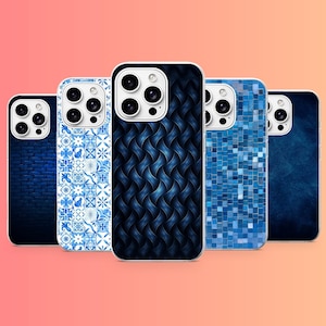 Può includere: Cinque cover per smartphone disposte in fila, ognuna con un motivo distinto nei toni del blu. I design includono un muro di mattoni scuri, piastrelle blu e bianche, una trama intrecciata, un mosaico blu e una superficie blu scuro testurizzata.