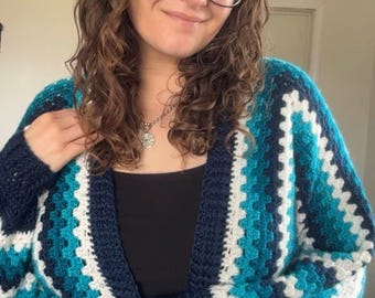 Cardigan esagonale all'uncinetto nelle sfumature di blu