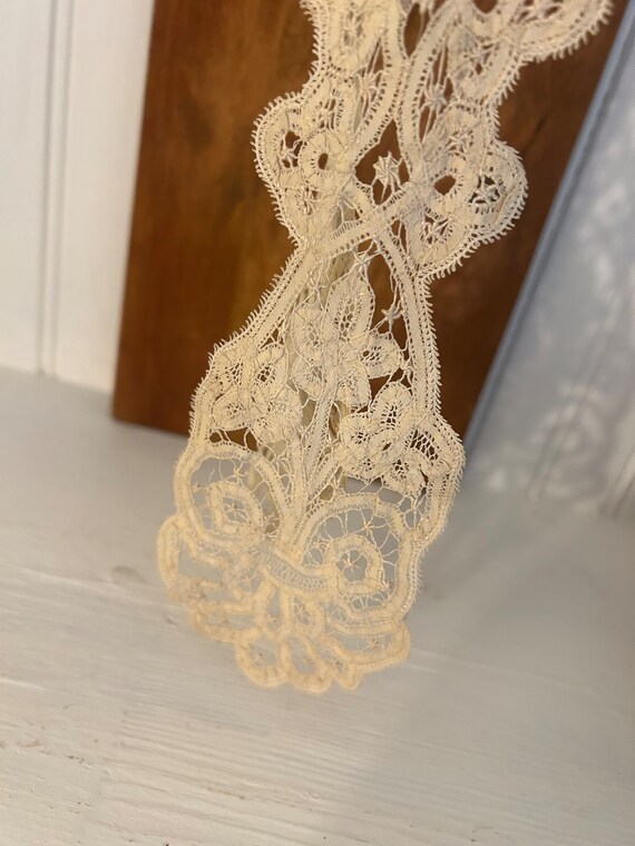 Beautiful vintage lace jabot - Gem